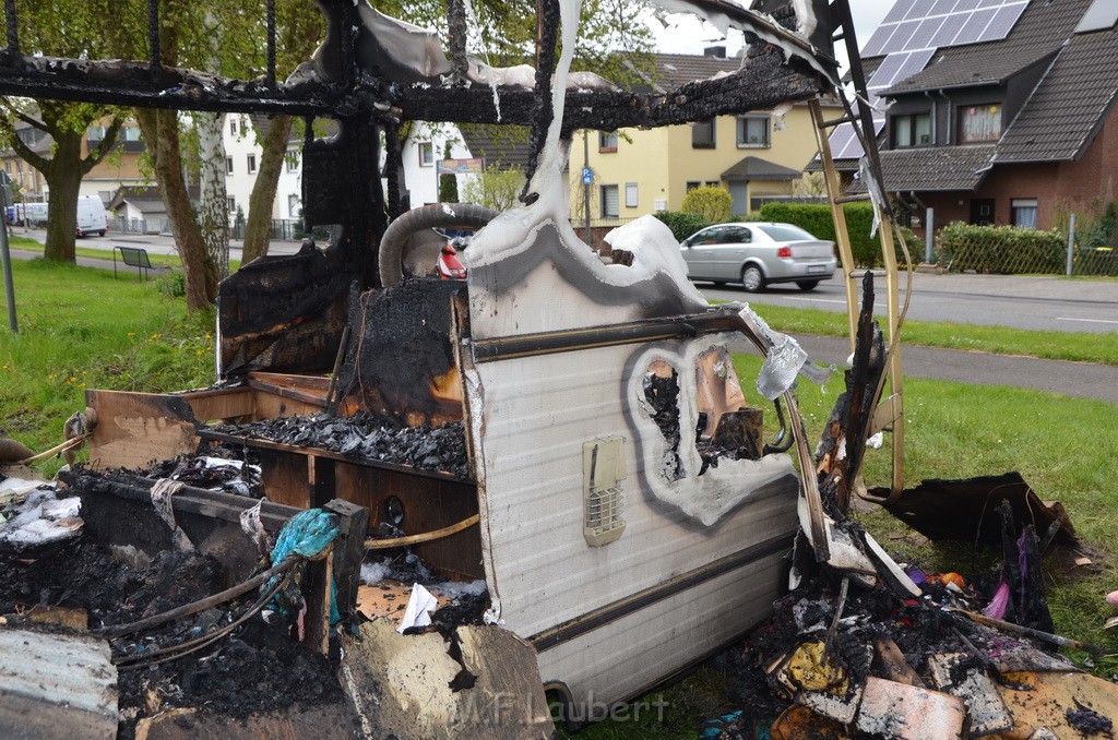 Wohnmobil ausgebrannt Koeln Porz Linder Mauspfad P081.JPG - Miklos Laubert